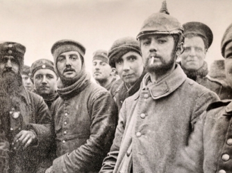 British and German soldiers at Ploegsteert Woods during the Christmas Truce (Credit: Popperfoto/Getty Images)