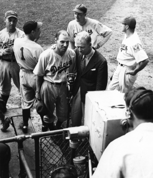 Dodgers broadcaster Red Barber interviews Brooklyn manager Leo Durocher, August 26, 1939. (Credit: Sporting News via Getty Images)