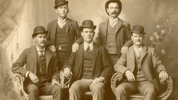 The Wild Bunch in 1901, with Henry Longabaugh (Sundance Kid) sitting far left and Robert LeRoy Parker (Butch Cassidy) sitting far right. (Credit: The Print Collection/Print Collector/Getty Images)