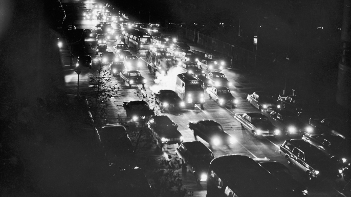 Traffic jam on First Avenue during the blackout. (Credit: Hulton Archive/Getty Images)