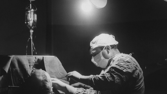 Brain surgery at St. Vincent's Hospital during the blackout. (Credit: Ted Russell/The LIFE Images Collection/Getty Images)