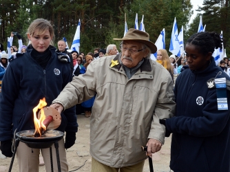 Samuel Willenberg lights a candle in front of the monument of Treblinka. (Credit: JANEK SKARZYNSKI/AFP/Getty Images)