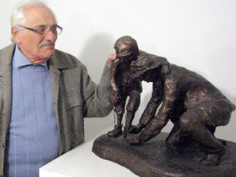 Samuel Willenberg with his statue, father helping his son take off his shoes before entering the gas chambers at Treblinka. (Credit: Yad Vashem)