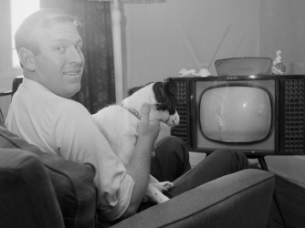 David Corbett and Pickles watch the World Cup Final on TV. (Credit: Downing/Express/Hulton Archive/Getty Images)