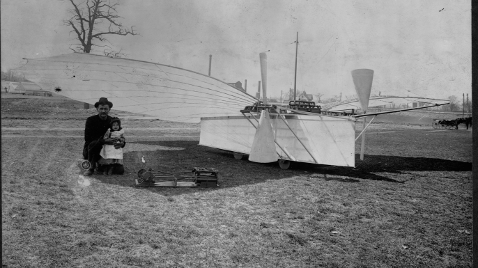 Aviation pioneer Gustave Whitehead is pictured with his daughter Rose and plane number 21. (Credit: Library of Congress/VCG/Getty Images)