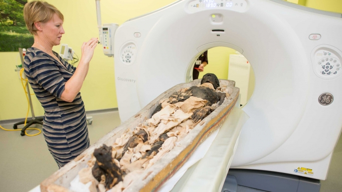 Scanning the 2,700-year-old mummy, Ta-Kush, at KIMS Hospital. (Credit: Paul Dixon)
