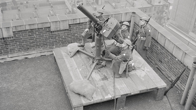 Soldiers manning anti-aircraft guns in New York City. (Credit: Bettmann/Getty Images)