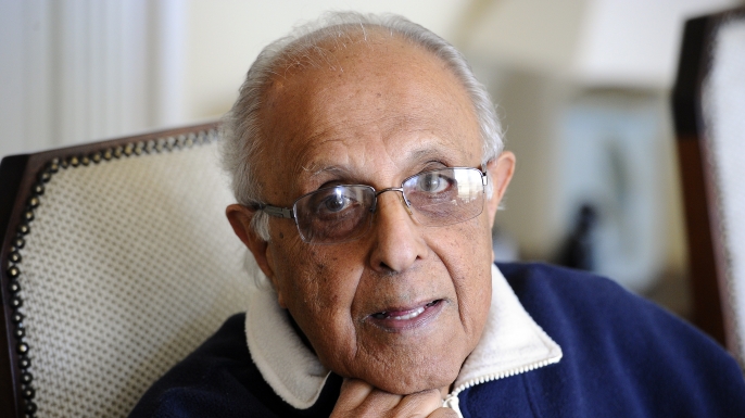 Ahmed Kathrada poses on July 16, 2012. (Credit: STEPHANE DE SAKUTIN/AFP/GettyImages)