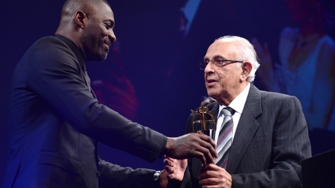 Idris Elba presents Ahmed Kathrada with the Founders Award on April 4, 2014. (Credit: Karwai Tang/WireImage)