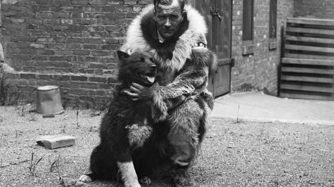 Sledder Gunnar Kasson hugs his famous dog Balto. (Credit: Bettmann/Getty Images)