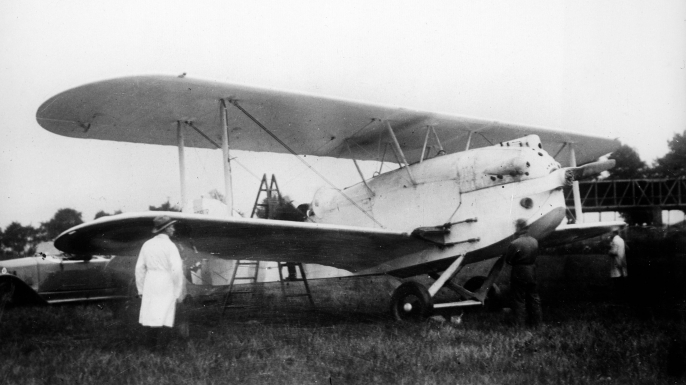 Charles Nungesser and his Levasseur plane 'L'Oiseau blanc.' (Credit: Albert Harlingue/Roger Viollet/Getty Images)