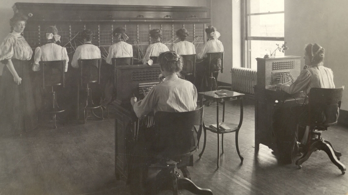 Operators training in switchboard technique, Denver 1910. (Credit: The Telecommunications History Group)