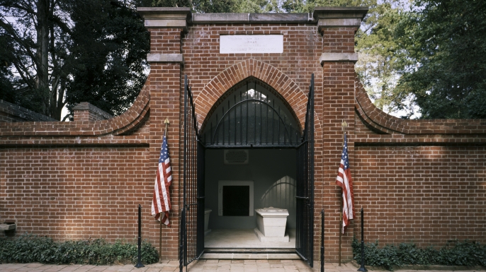 The tomb of George Washington, Mount Vernon, Virginia present day. (Credit: Carol M. Highsmith/Buyenlarge/Getty Images)