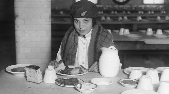 One of the twenty-five cent meals served at Ellis Island, 1920. (Credit: Bettmann/Getty Images)