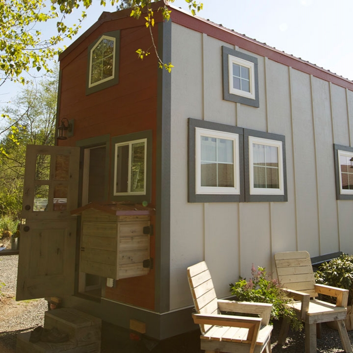 vermontexterior Vermont Chalet Pictures Tiny House Nation FYI