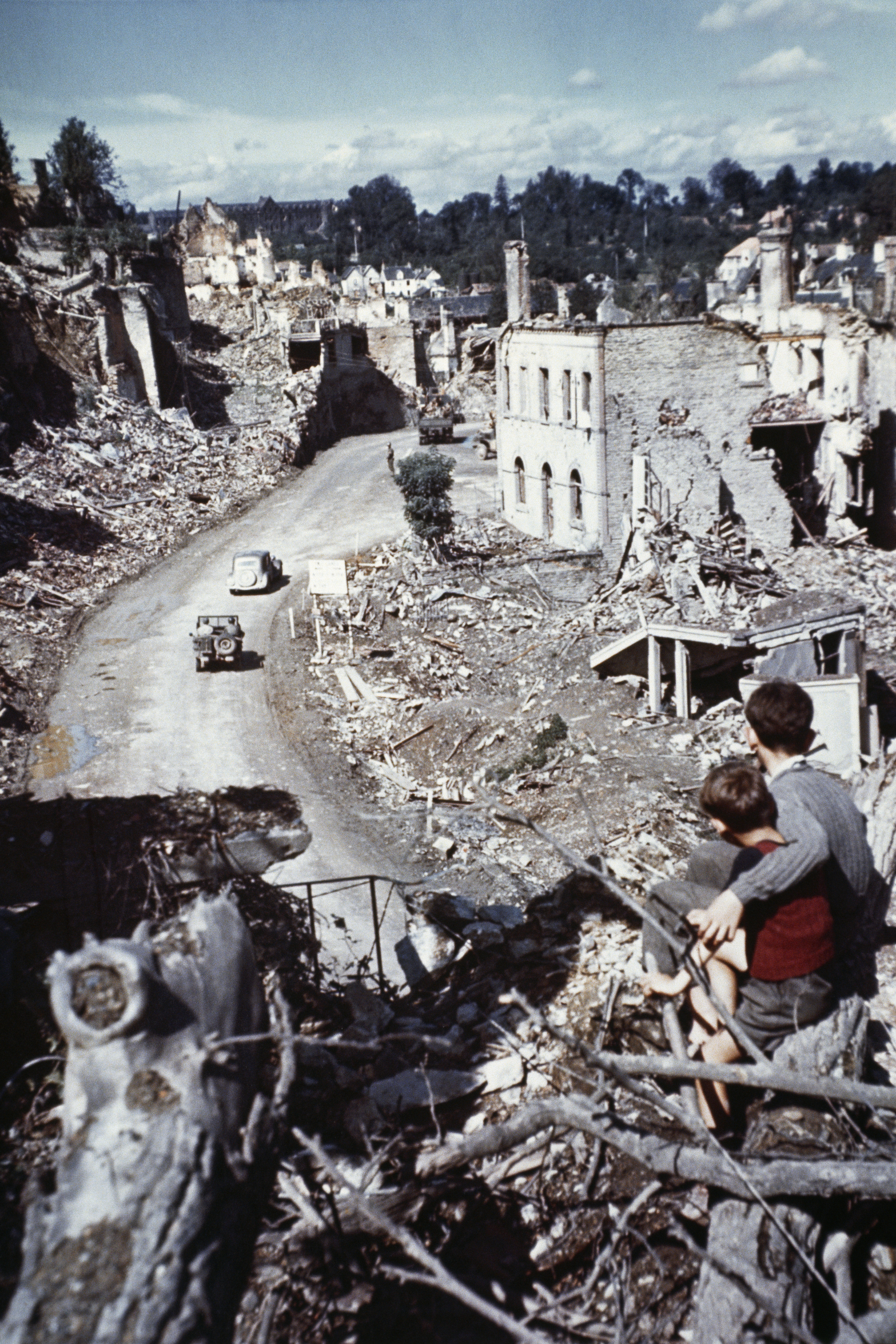 saint lo in ruins world war ii damage and destruction pictures