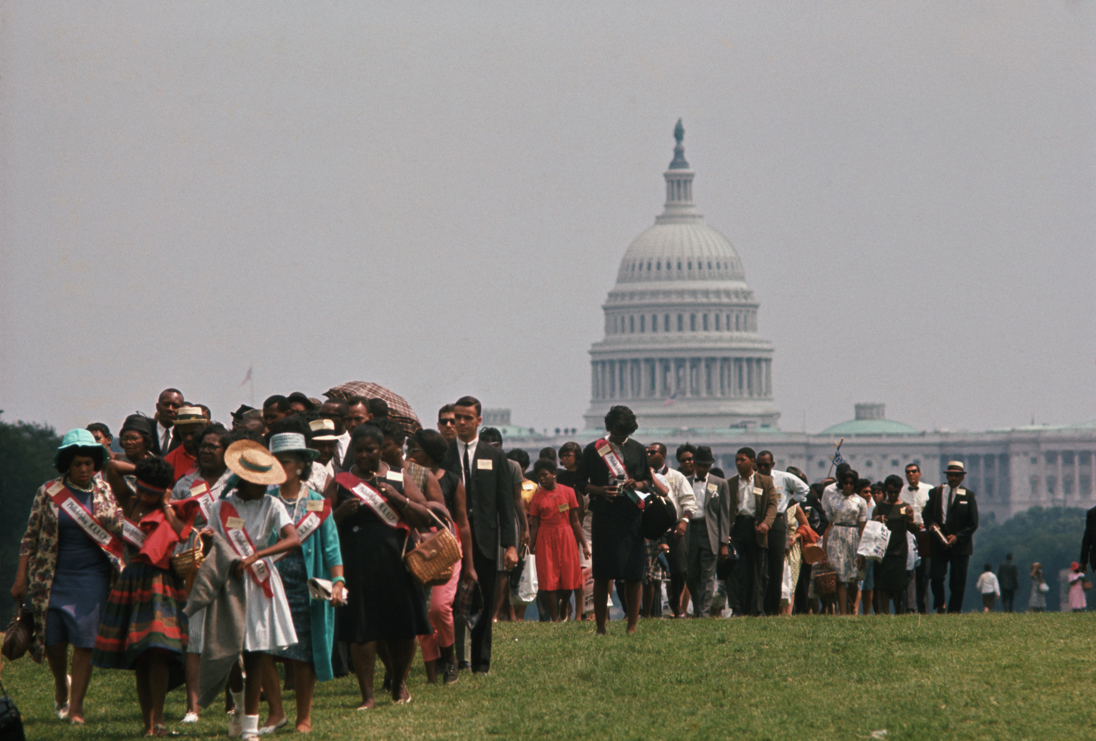 martinlutherkingshakinghandswithcrowd March on Washington
