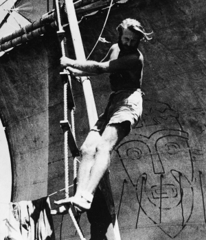 Heyerdahl on board Kon-Tiki. (Credit: Archive Photos/Getty Images)