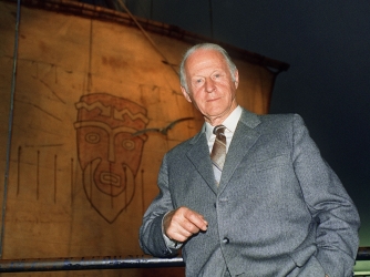 Heyerdahl poses in front of Kon-Tiki display, 1990. (Credit: AGNETE BRUN/AFP/Getty Images)