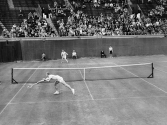 Joe Hunt (foreground) during his third round match with J.H. Crawford, September 1943. (Credit: Associated Press)