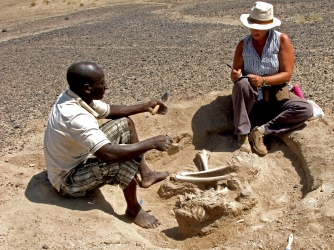 Dr Marta Mirazon Lahr and Justus Edung during excavation. (Credit: Marta Mirazón Lahr)