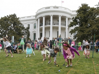 Children roll eggs during the 2013 Easter Egg Roll at the White House April 1, 2013. (Credit: Mark Wilson/Getty Images)