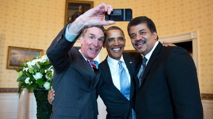 US.. President Barack Obama poses for a selfie with Bill Nye, left, and Neil DeGrasse Tyson in the Blue Room. (Credit: White House Photo / Alamy Stock Photo)