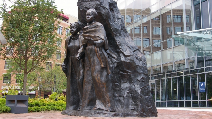 Ten foot tall bronze sculpture of the Edmonson Sisters by sculptor Erik Blome on Duke Street in Alexandria VA. (Credit: Bronzecastman/Wikimedia Commons/CC BY-SA 3.0)