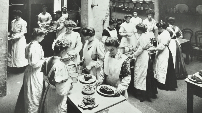 A class at the National Training School of Cookery, London, 1907. (Credit: City of London: London Metropolitan Archives/Heritage Images/Getty Images)