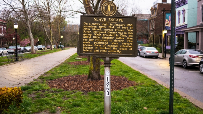 Historical marker describing the slaves escape in Covington, Kentucky. (Credit: Todd Bannor/Alamy Stock Photo)
