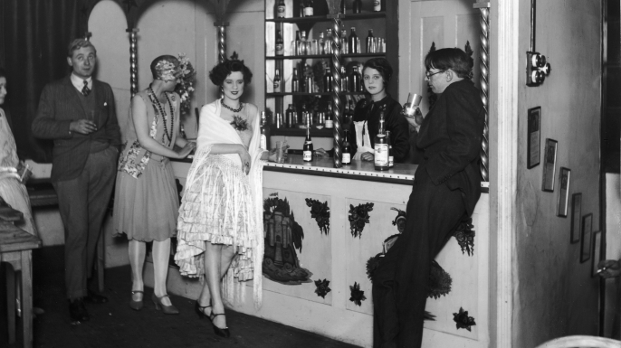 Flappers at the bar of Isa Lanchester's night club in London, 1925. (Credit: General Photographic Agency/Getty Images)