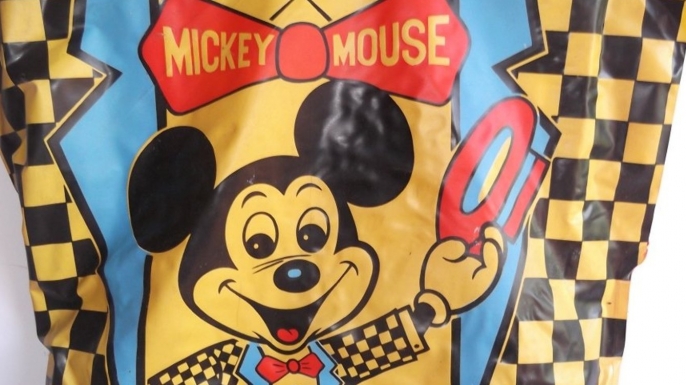 Detail of Ben Cooper Inc. Mickey Mouse costume. (Courtesy of LiveAuctioneers.com Archive and Hudson Valley Antiques- Horsefeathers)