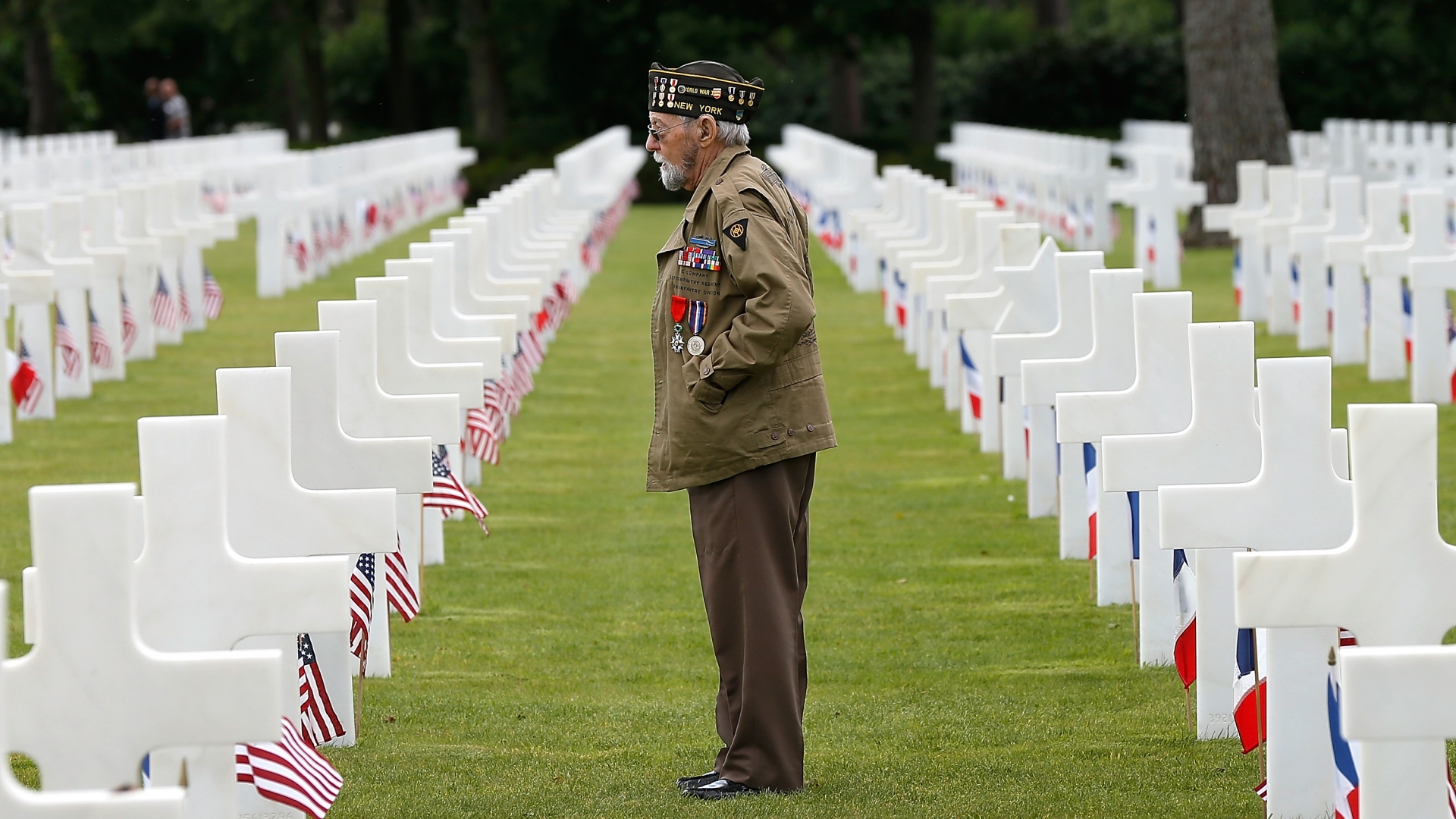 World War II veteran William Spriggs, of the 83rd Infantry Division and who took part in the invasion of Normandy, searches for fallen comrades in the Normandy American Cemetery, 2014. (Credit: Win McNamee/Getty Images)