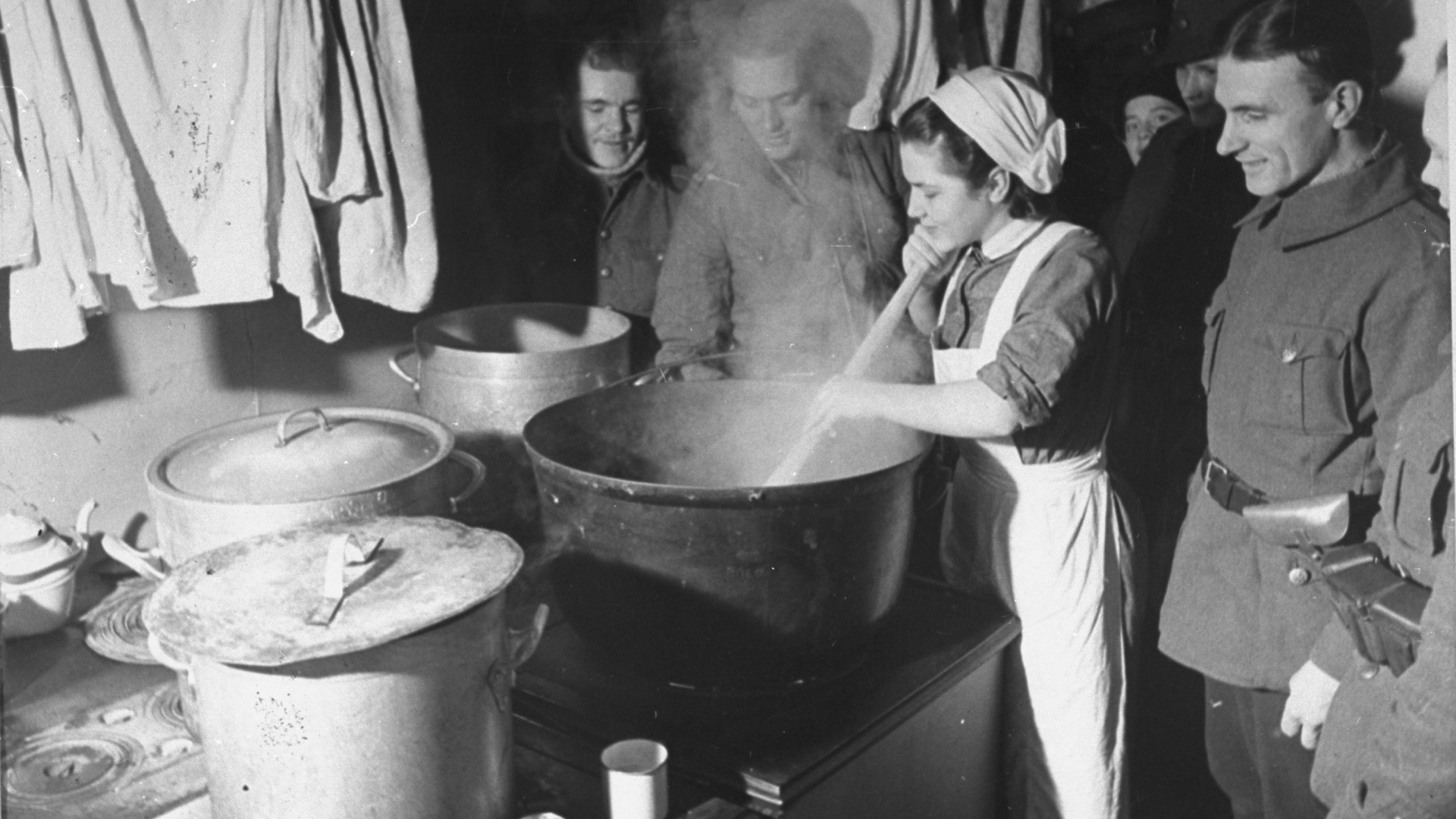Finnish soldiers watching the preparation of their meal during their war with Russia. (Credit: Carl Mydans/The LIFE Picture Collection/Getty Images)