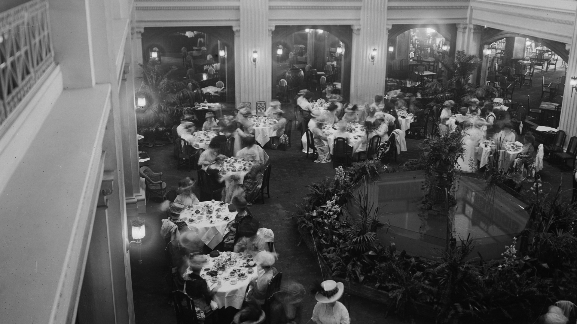 Interior view of the Marshall Field & Company Department Store's tea room in Chicago, Illinois, 1909. (Credit: Chicago History Museum/Getty Images)