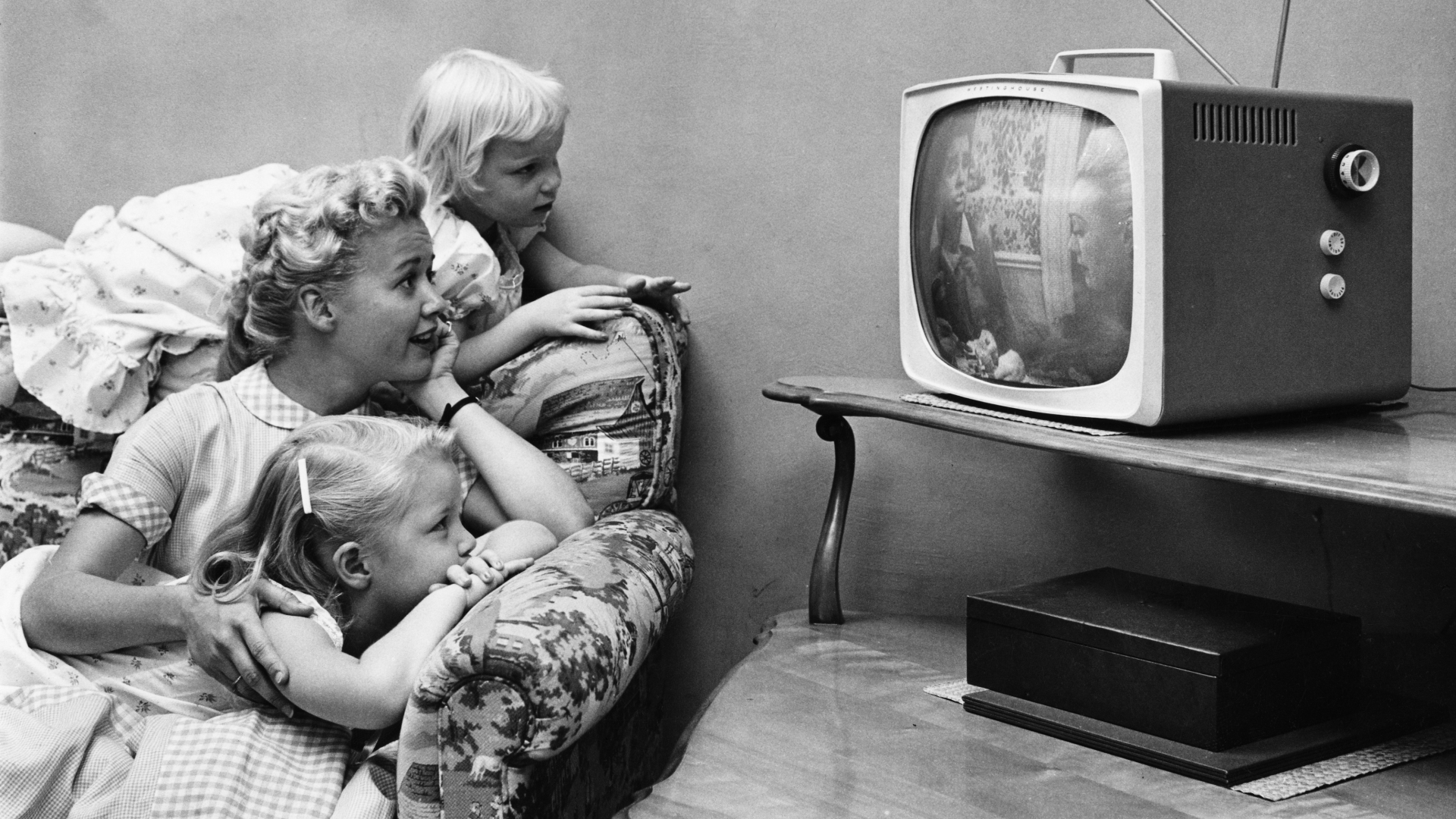 A family watching television in their home, circa 1955. (Credit: Archive Photos/Getty Images)