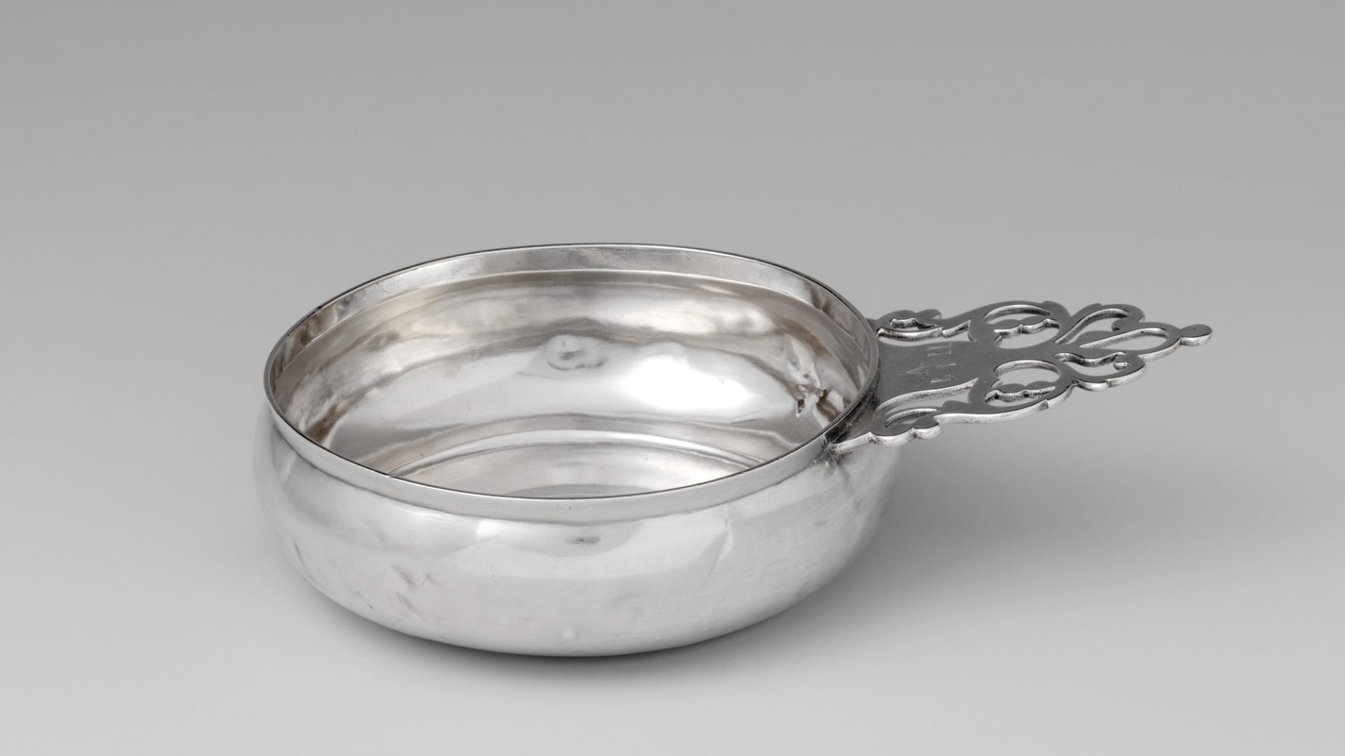 An authentic silver porringer from Paul Revere Jr that fakes were often designed after. (Credit: The Metropolitan Museum of Art)