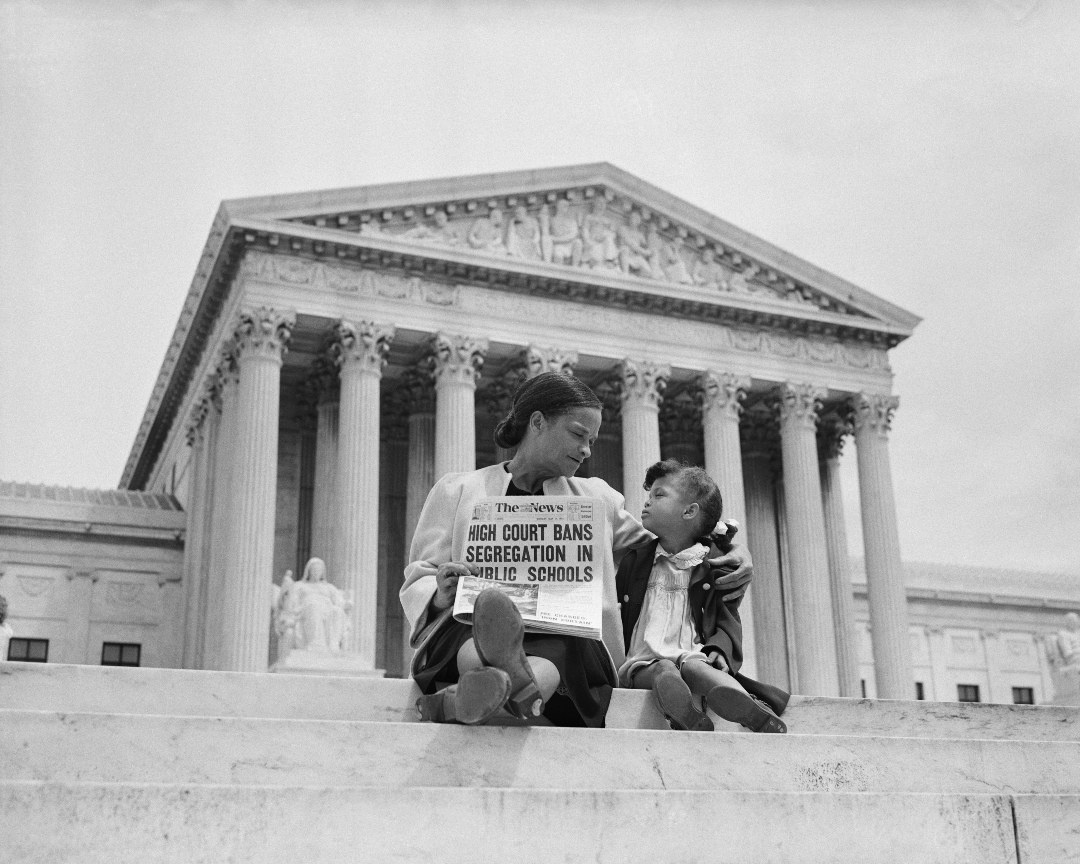 a summary of brown v board Linda brown smith was a third grader when her father started a class-action suit in 1951 of the brown v board of education of topeka, kansas. a summary of brown v board Linda brown smith was a third grader when her father started a class-action suit in 1951 of the brown v board of education of topeka, kansas.