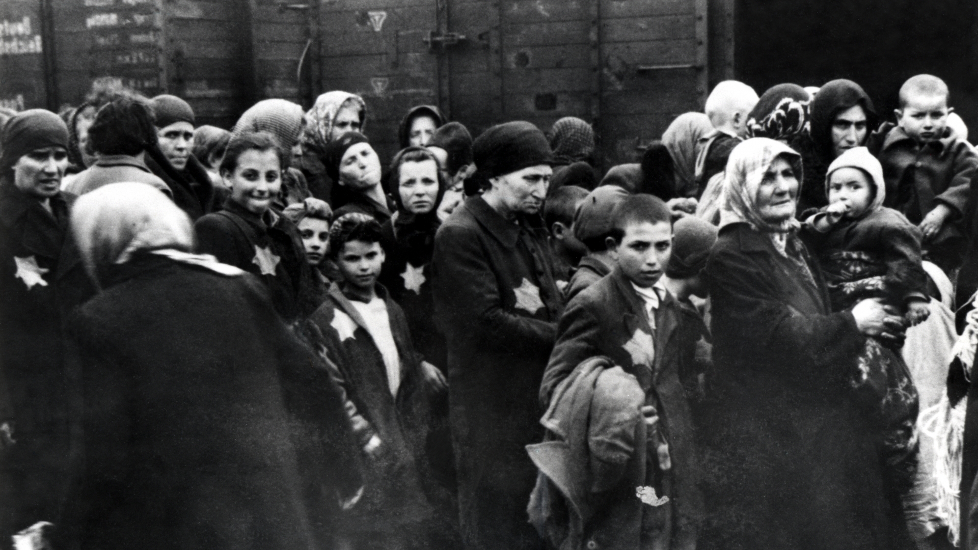 Hungarian Jews arriving at Auschwitz, 1944. (Credit: Galerie Bilderwelt/Getty Images)