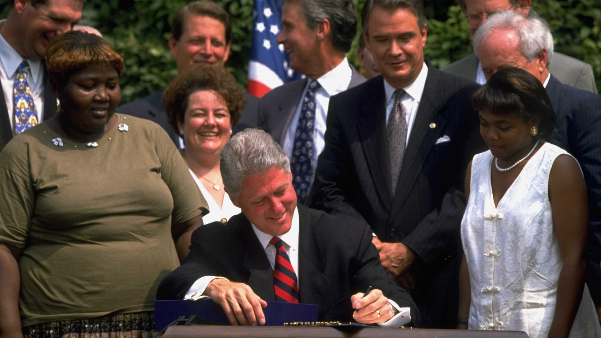 President Bill Clinton signing the welfare reform bill, 1994. (Credit: Dirck Halstead/The LIFE Images Collection/Getty Images)