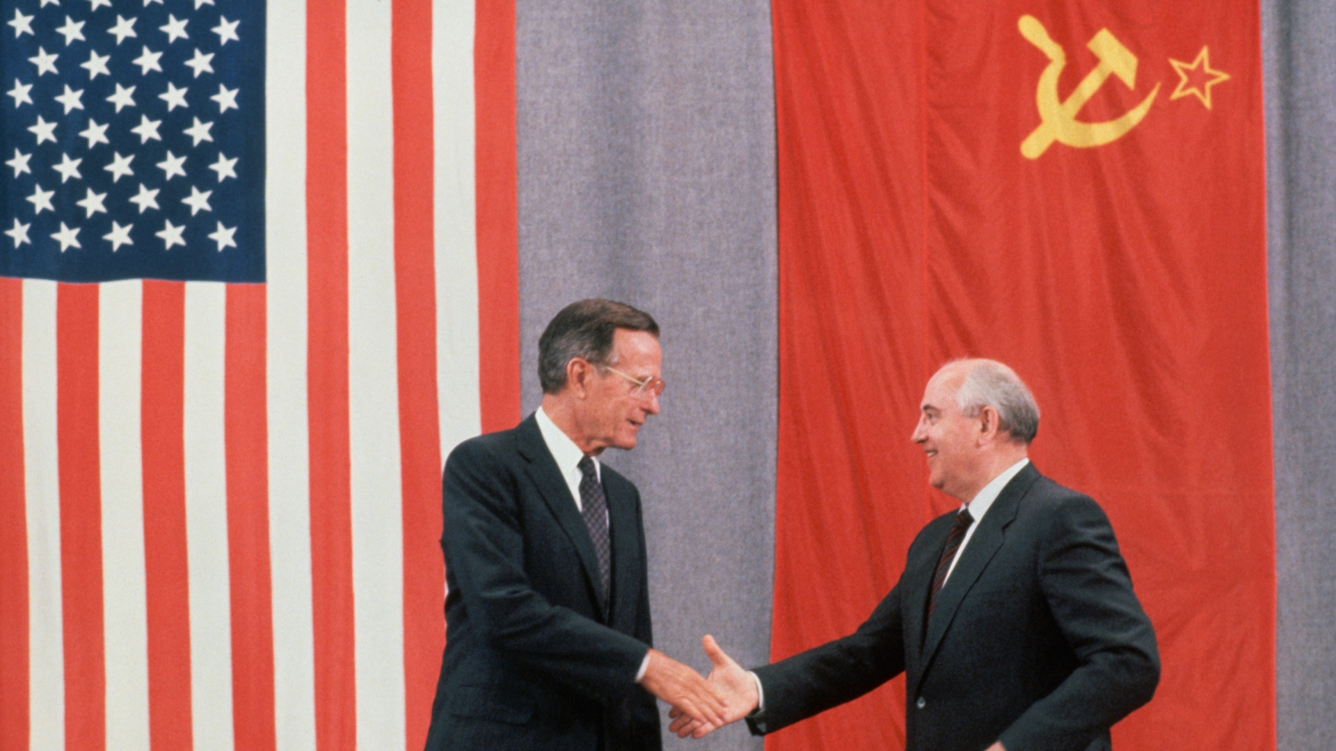 Presidents Bush and Gorbachev shaking hands at the end of a press conference about the peace summit in Moscow. (Credit: Peter Turnley/Corbis/VCG via Getty Images)