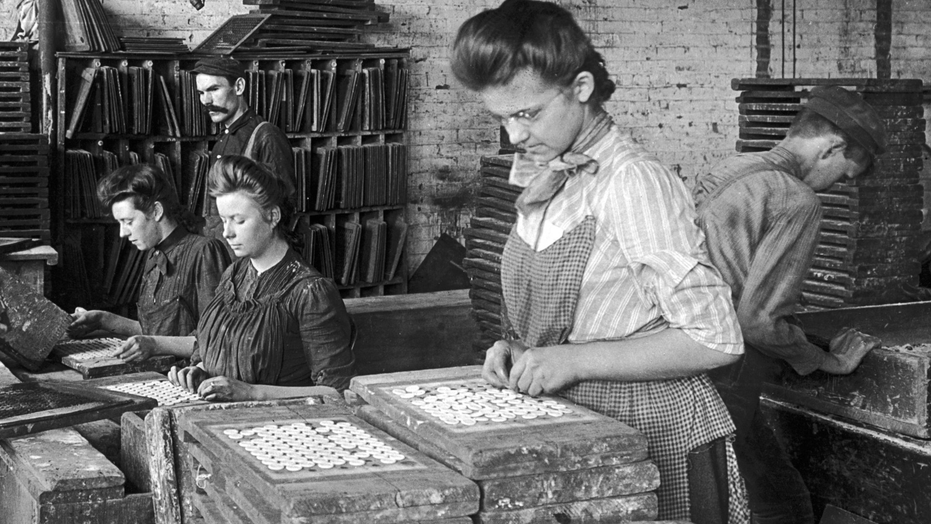 Workers at a button factory in New York, circa 1935. (Credit: FPG/Hulton Archive/Getty Images)