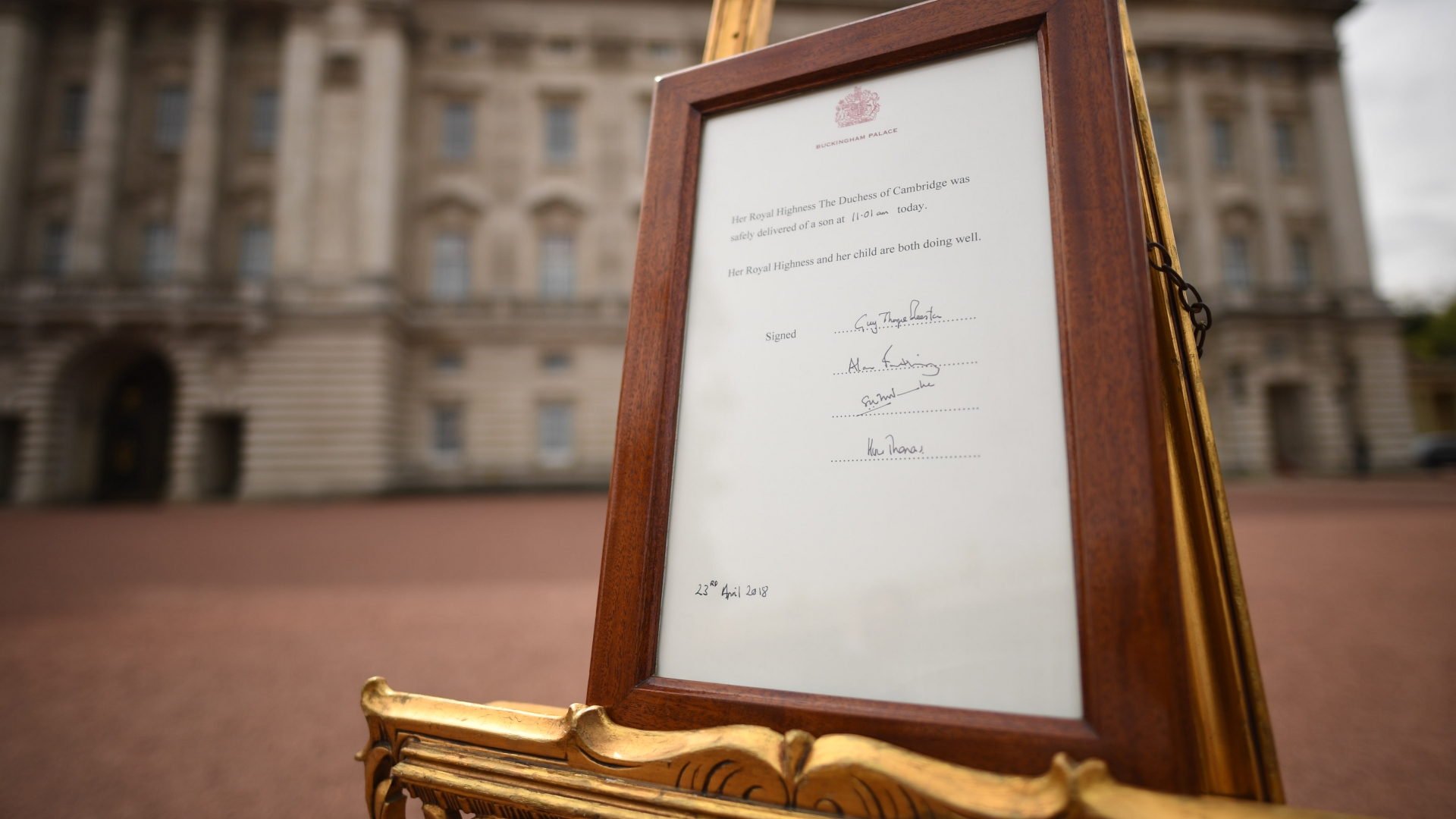 A Royal bulletin, announcing that Britain's Catherine, Duchess of Cambridge, the wife of Britain's Prince William, has given birth to a baby boy on April 23, 2018. (Credit: Stefan Rousseau/AFP/Getty Images)